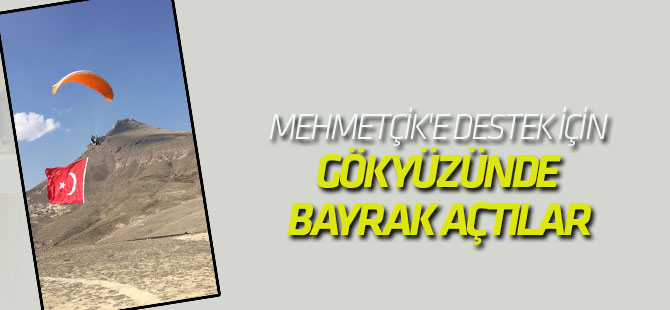 Mehmetçik'e Destek İçin Gökyüzünde Bayrak Açtılar