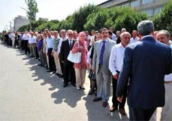 Bakan Arınç kuyruğu