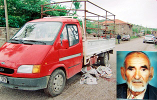 Manevra yapan kamyonetin altında kaldı