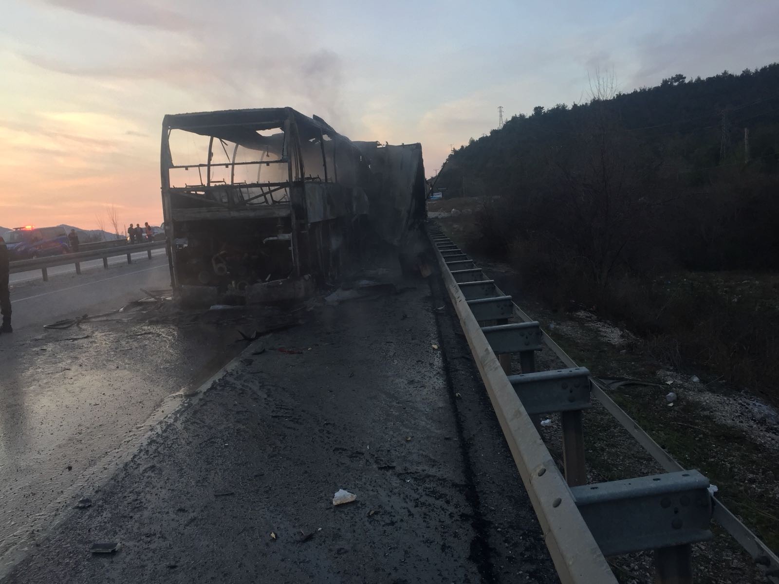 TIR'a çarpan yolcu otobüsü yandı... Çok sayıda ölü ve yaralı var