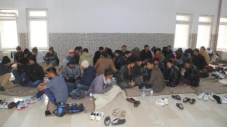 Kar ve tipide mahsur kalan kaçakları Mehmetçik kurtardı