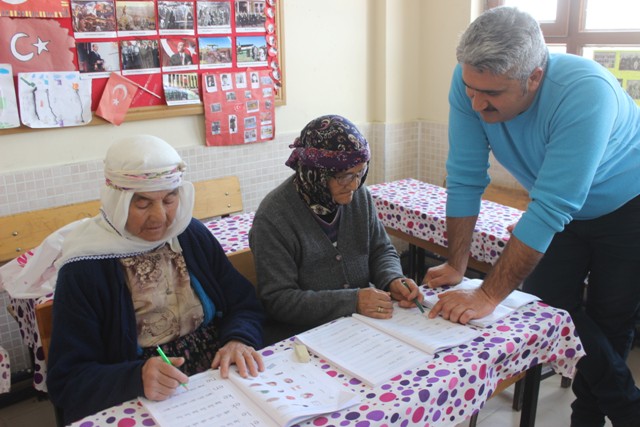 Karapınar'da okuma yazma kursuna yoğun ilgi