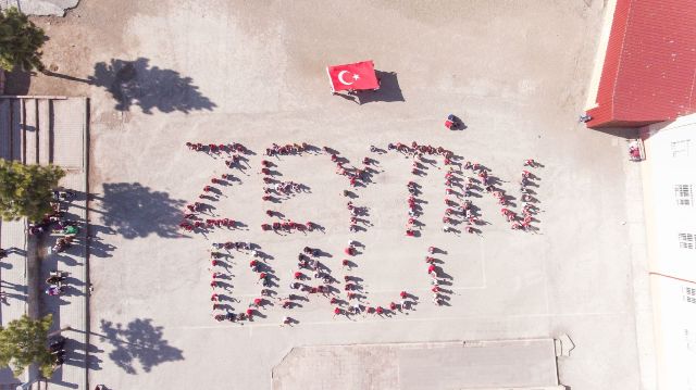 Öğrencilerden "Zeytin Dalı" koreografisi