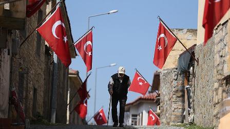 Evlerinden Türk bayrakları inmiyor