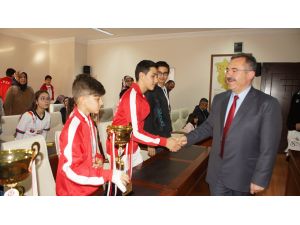 Başkan Acehan'dan başarılı sporculara ödül