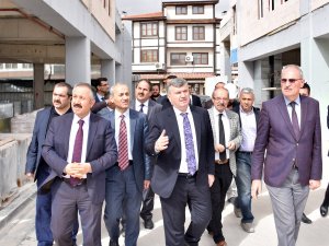 Akyürek, Tarihi Osmanlı Buğday Pazarı inşaatını inceledi