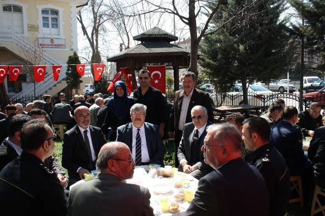 Yalnız bırakmadılar
