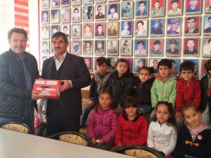 Öğrenciler harçlıklarını Mehmetçiğe gönderdi