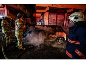 Bahçelievler'de iki otomobil kundaklandı