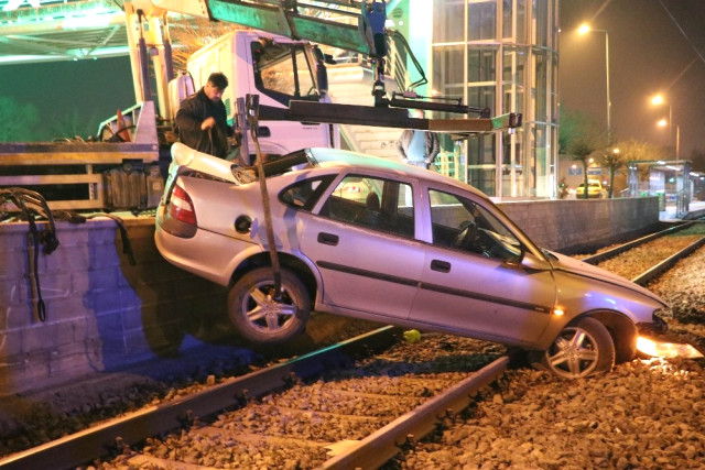 Freni Tutmayan Otomobil Tramvay Yoluna Düştü