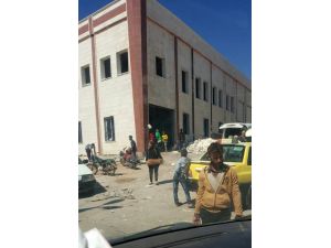 Afrinliler teröristlerin çekildiği depolara akın etti