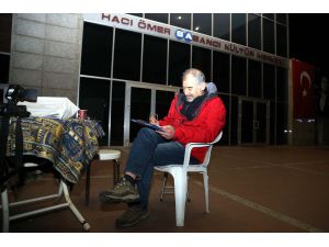 Tiyatro bileti için gece yarısı kuyruğa girdiler