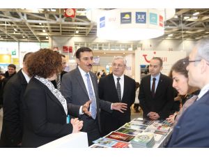 Bakan Tüfenkci Dünya Turizm Fuarı'nı ziyaret etti