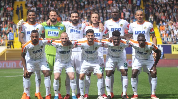 Alanyasporlu futbolcular kaza geçirdi