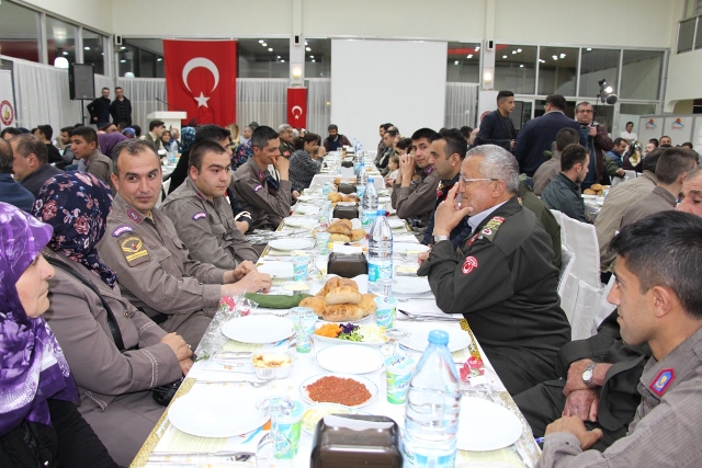 Başkan Tutal, Şehit Ve Gaziler Onuruna Yemek Düzenledi