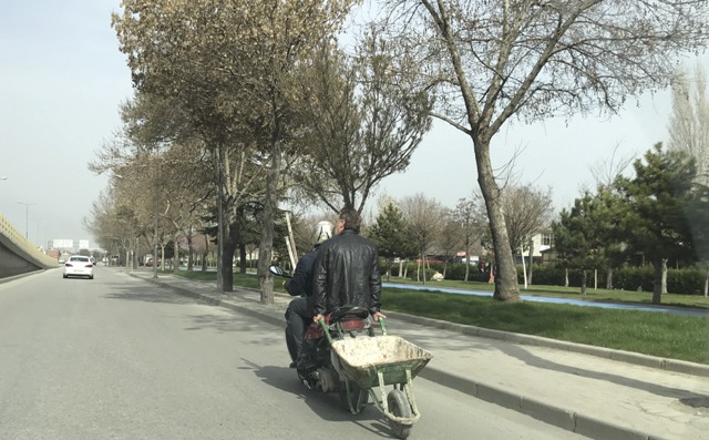 Motosiklet üzerinde tehlikeli yolculuk