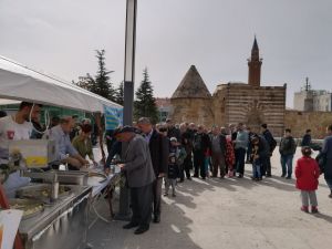 Şehitler için lokma dağıtıldı