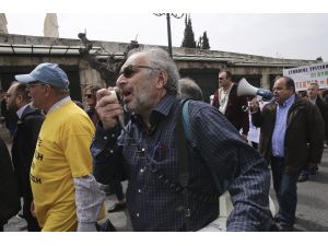 Yunanistan'da çok çocuklu ailelerden protesto