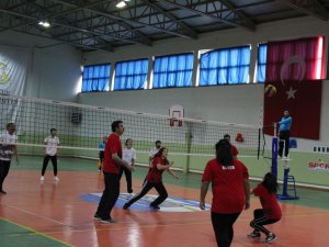 Gazilerle voleybol maçı yaptılar