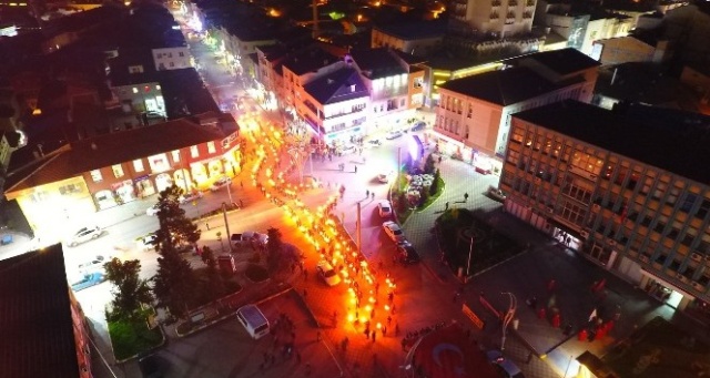 İlçenin ışıkları kapatıldı, Afrin zaferi meşalelerle kutlandı