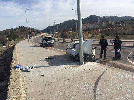 Direğe çarptı hayatını kaybetti