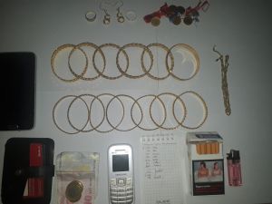 Kendilerini polis olarak tanıttıkları kadını dolandırdılar