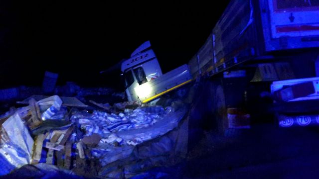 Kulu'da şeker yüklü tır devrildi : 1 yaralı