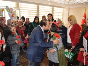 Kulu'da down sendromlu öğrenciler karanfil dağıttı