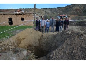 Çorum'da oluşan obruk, köylüleri tedirgin etti