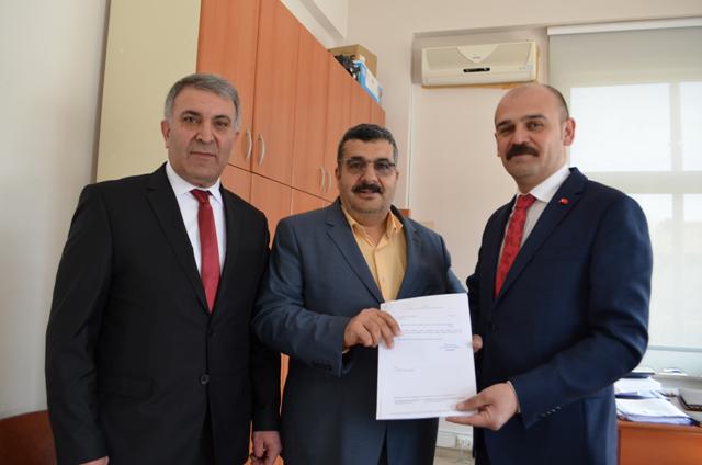 Maden İş Sendikası temsilcisi Çetin mazbatasını aldı