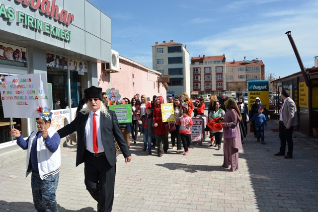 Kulu'da down sendromlu öğrenciler karanfil dağıttı