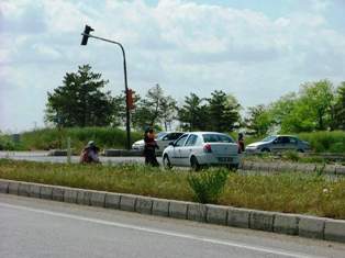 Dilenciler trafiği tehlikeye sokuyor