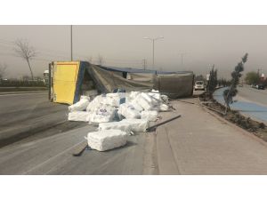 Konya'da tır devrildi: 2 yaralı