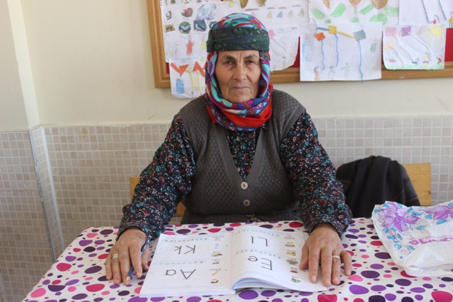 Döne nine 75'inde okur yazar oldu