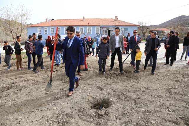 İmam hatip öğrencileri fidan dikti