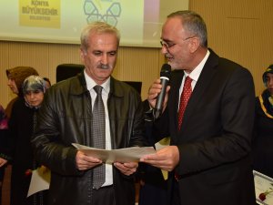 KOMEK’ten mezun olan görme engelli kursiyerler sertifikalarını aldı