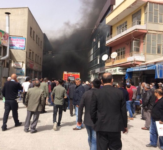 Yangında dumandan etkilenen 2 kişi hastaneye kaldırıldı