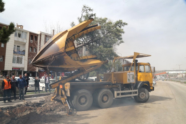 Konya Yolu Üzerindeki Ağaçlar Nakil Ediliyor