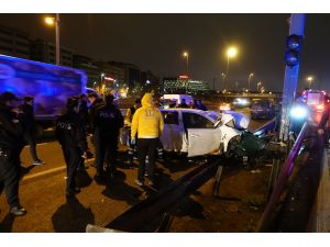Bakırköy'de otomobil bariyerlere çarptı: 3 yaralı