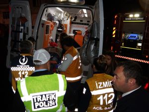 Belediye personelini taşıyan servis otobüsü eve çarptı