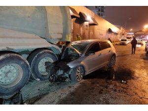 Beyoğlu'nda otomobil hafriyat kamyonuna çarptı: 2 yaralı