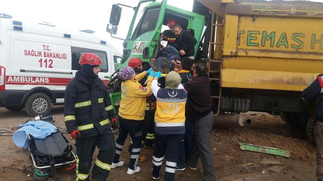 İki Hafriyat Kamyonu Çarpıştı: 1 Yaralı