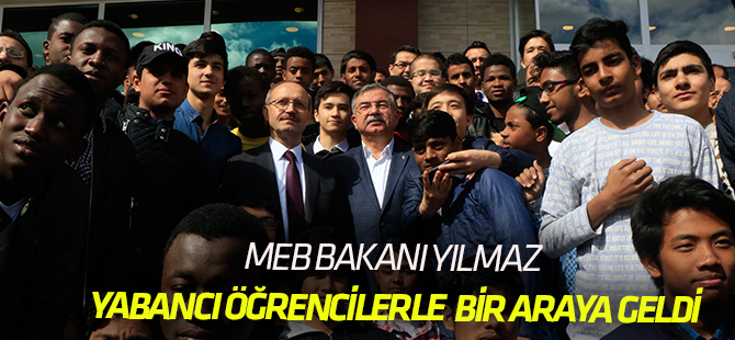 Bakan Yılmaz, yabancı öğrencilerle bir araya geldi