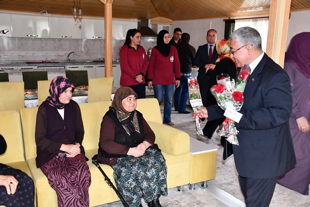 Yıldız, Yaşlı Yaşam Merkezini ziyaret etti