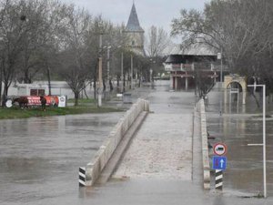 Taşkın nedeniyle nehir suyu Kırkpınar Er Meydanı'na girdi