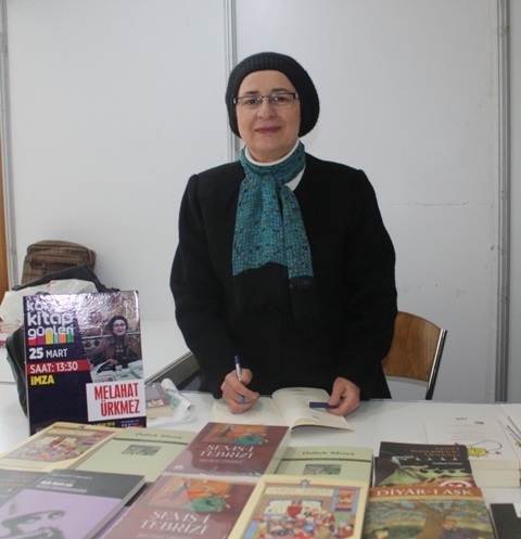 Yazar Melahat Ürkmez, Konya Kitap Günlerinde Kitaplarını imzaladı