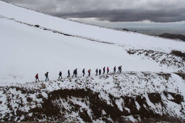 Dağın karlı zemininde Mehmetçik için doğa yürüyüşü