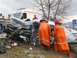 Yollar kana bulandı: 22 ölü 89 yaralı