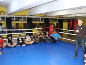 Ak Gençlik sporcularına seminer