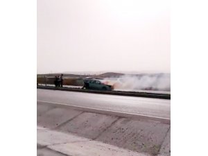 Seyir Halindeki Otomobil Alev Alev Yandı